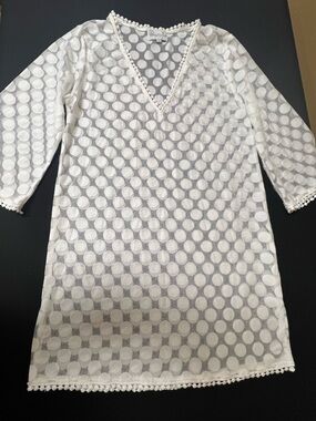 MUD PIE WHITE POLKA DOT SHEER COVER UP WITH “V” NECK. SIZE MEDIUM